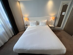 Minibar, in-room safe, desk, soundproofing - Holiday Inn Paris - Auteuil by IHG (Paris)