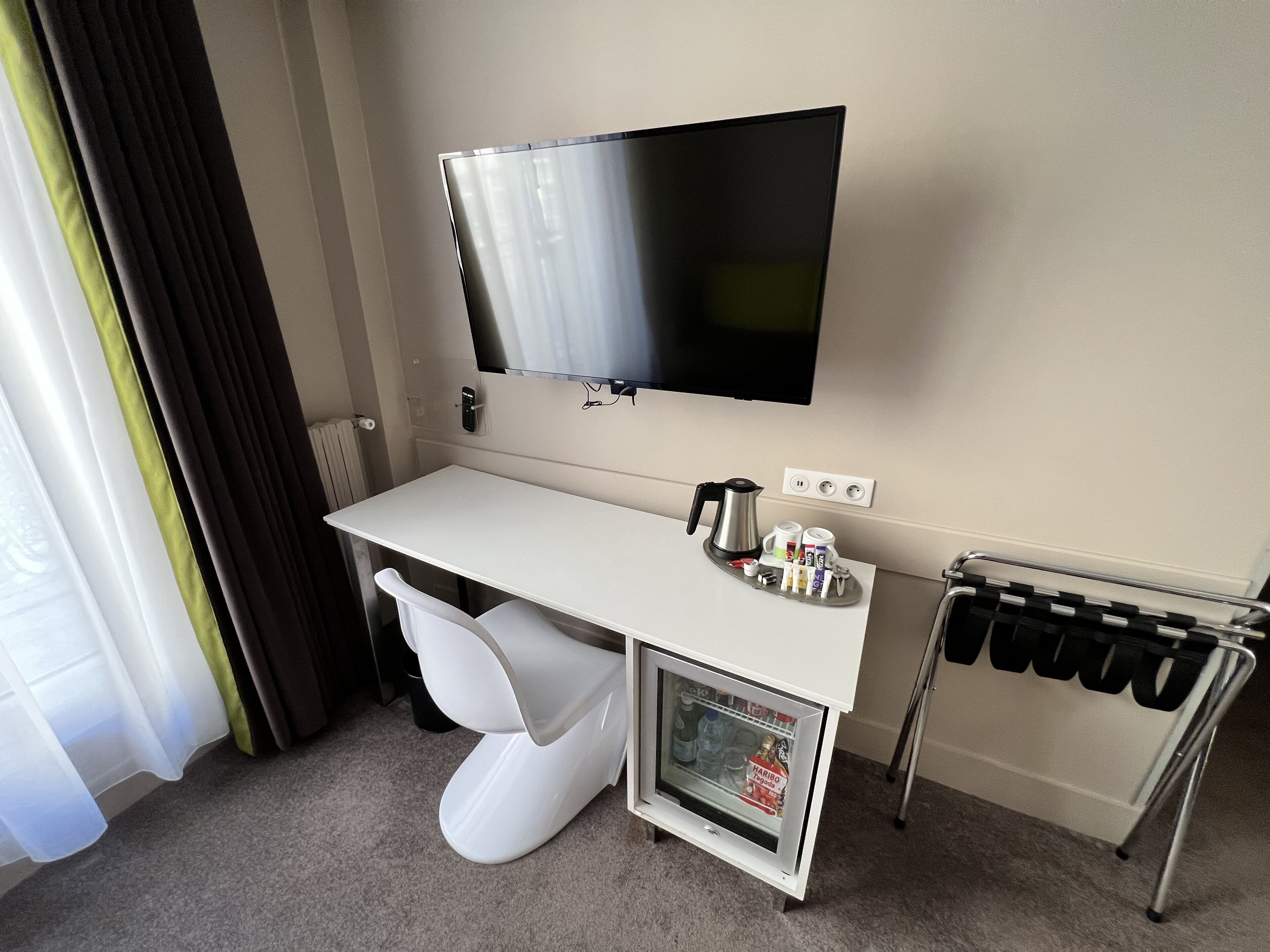 standard room, 1 double bed with sofa bed | minibar, in-room safe, desk, soundproofing