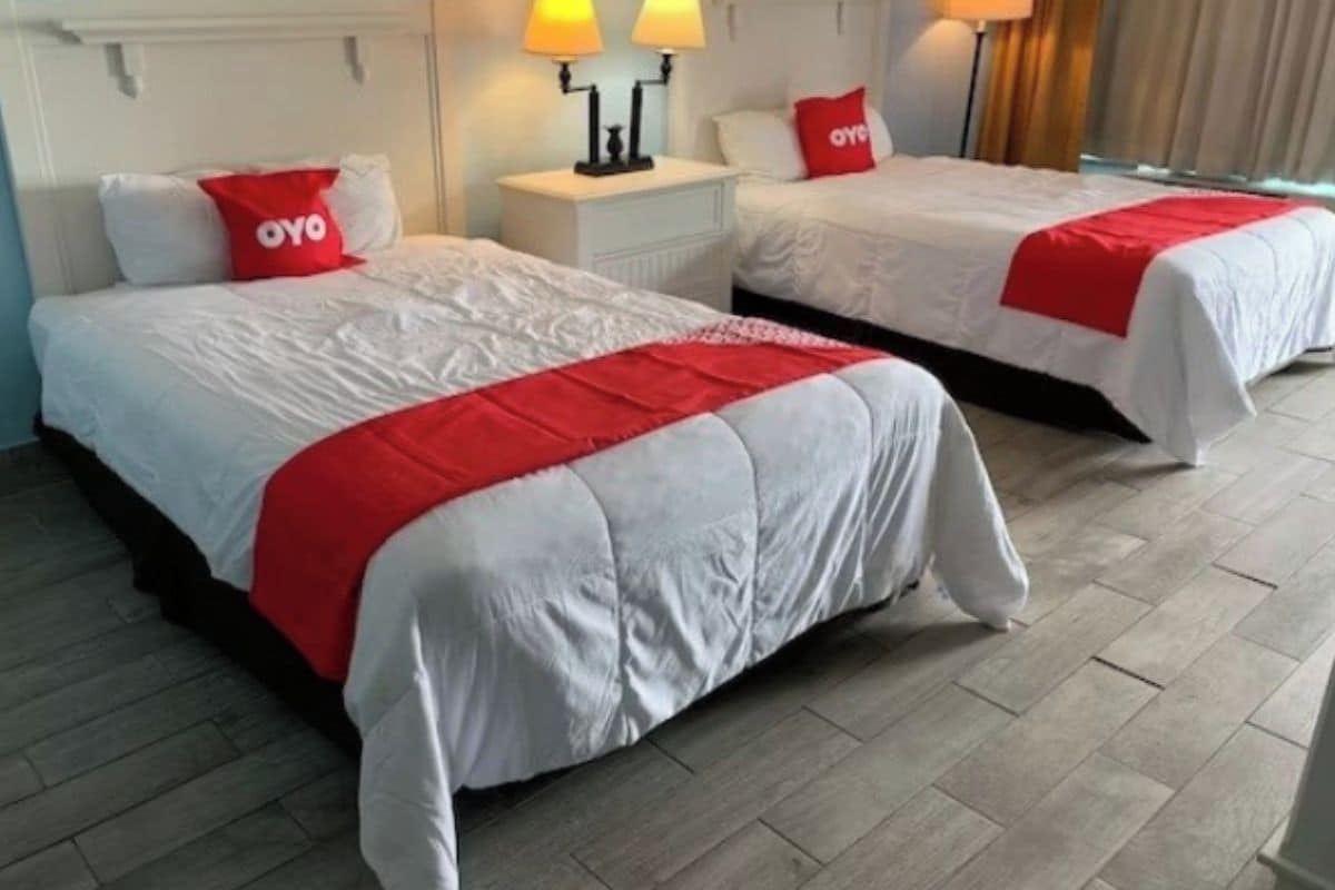 Skrivebord, strykejern/-brett og ekstrasenger (inkludert)