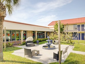 Terrace/patio - OYO Hotel Dundee By Crystal Lake (Dundee)