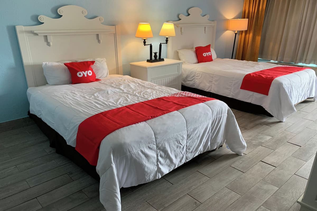 Quarto, 2 camas Queen | Escrivaninha, ferros/tábuas de passar roupa, camas extras/dobráveis