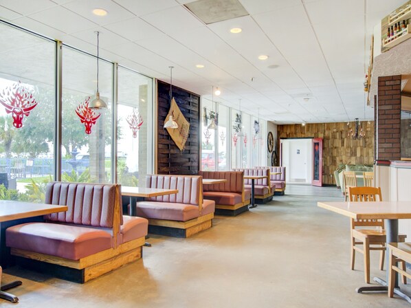 Breakfast area - OYO Hotel Dundee By Crystal Lake (Dundee)