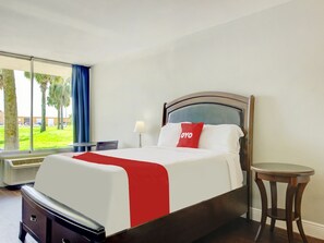 Desk, iron/ironing board, free rollaway beds, free WiFi - OYO Hotel Dundee By Crystal Lake (Dundee)