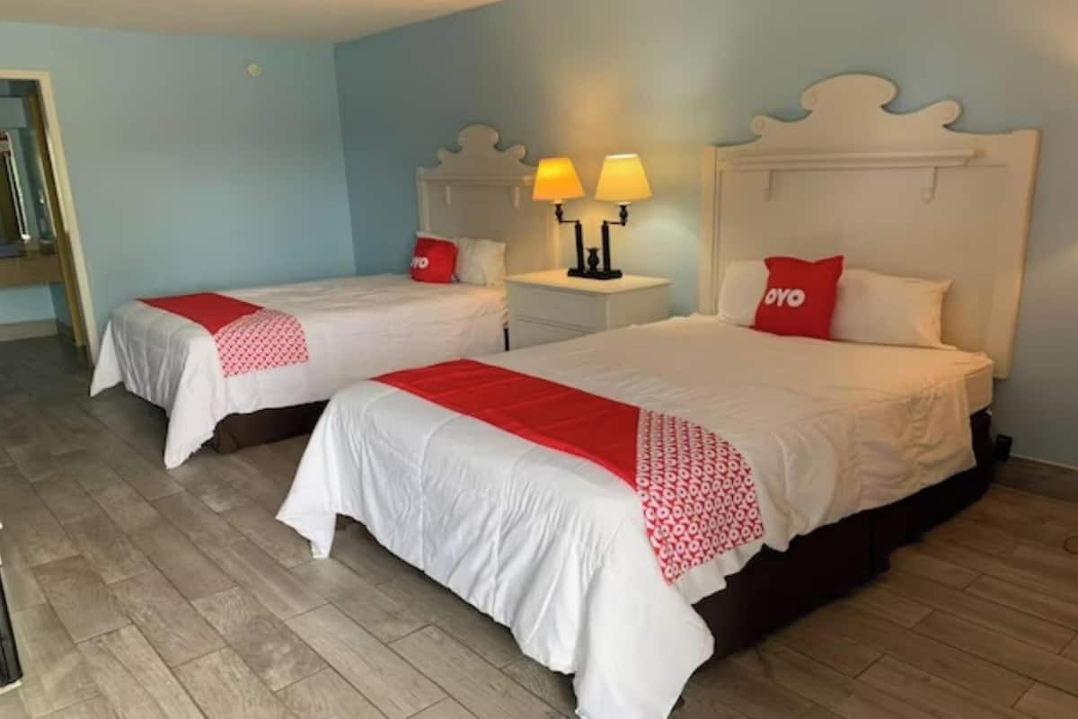 Chambre, 2 lits doubles | Bureau, fer et planche à repasser, lits pliants/supplémentaires gratuits