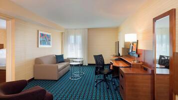 Työpöytä, kannettavalle tietokoneelle sopiva työtila, pimennysverhot