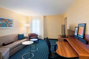 Estudio, 1 cama King size y sofá cama | Escritorio, espacio para trabajar con laptop y cortinas blackout 