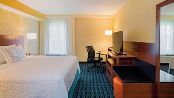 Työpöytä, kannettavalle tietokoneelle sopiva työtila, pimennysverhot