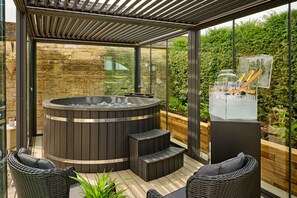 Couples treatment rooms, sauna, hot tub, steam room, Turkish bath - Ellenborough Park (Cheltenham)