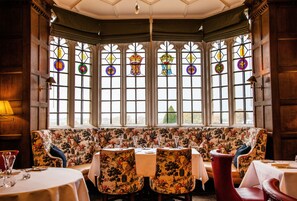 2 restaurants, breakfast, lunch, dinner served; British cuisine 