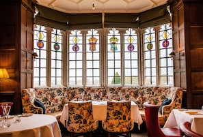 2 restaurants, breakfast, lunch, dinner served; British cuisine