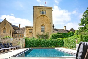Outdoor pool, sun loungers