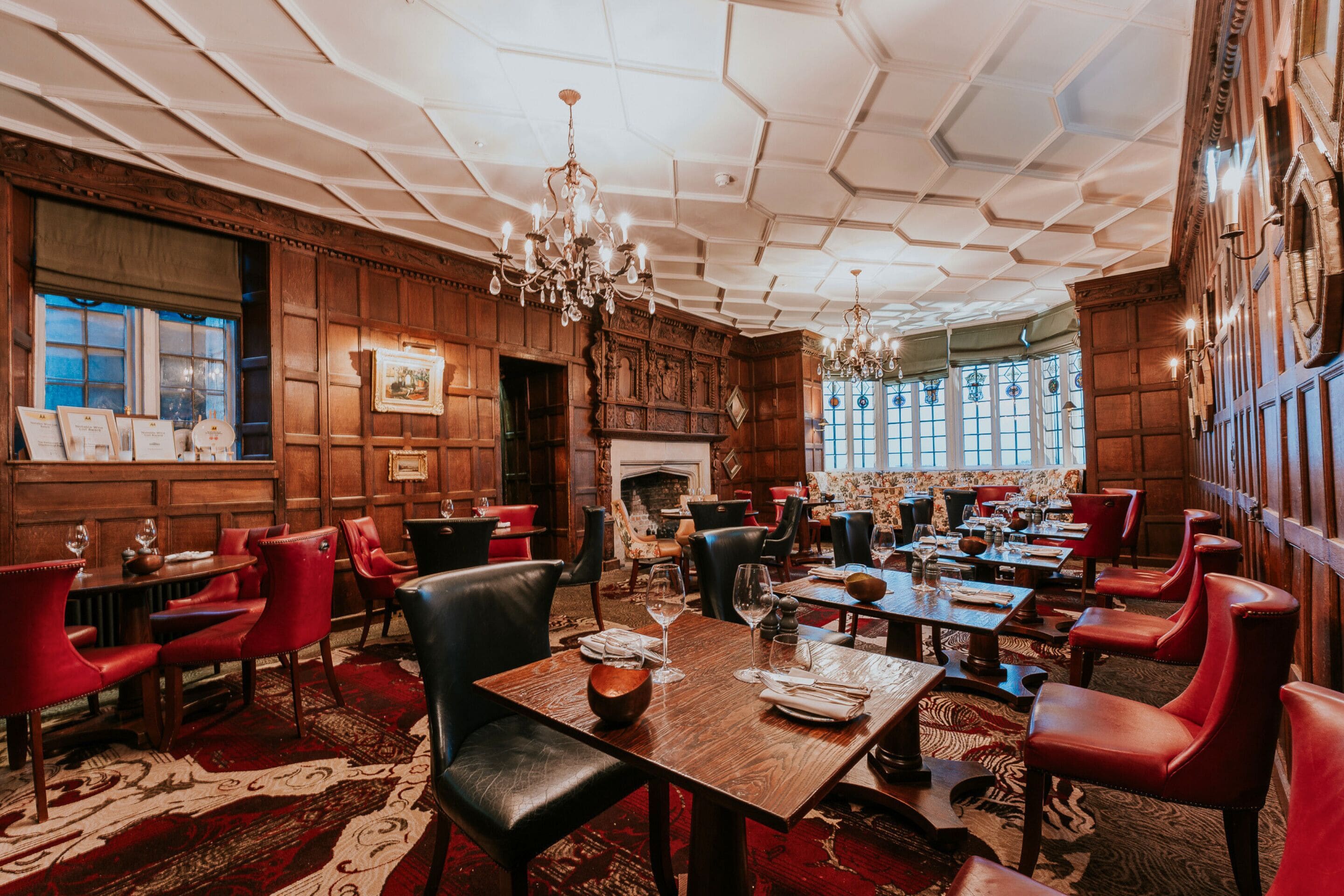 2 か所のレストラン、朝食、ランチ、ディナーに営業 (イギリス料理)