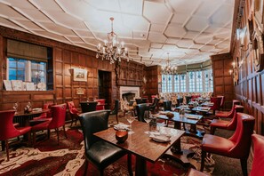 2 restaurants, serveren ontbijt, lunch, diner, Britse gerechten