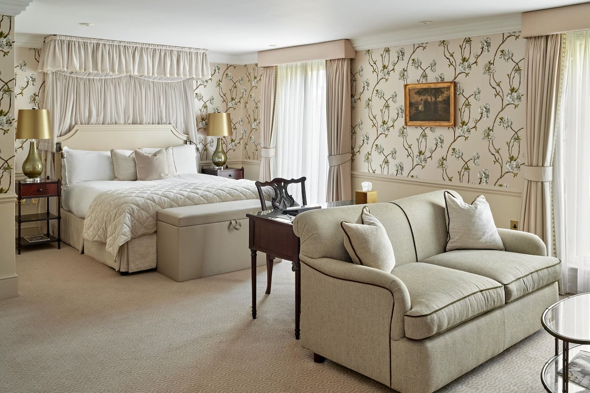 Junior Suite | Egyptian cotton sheets, premium bedding, Tempur-Pedic beds, minibar