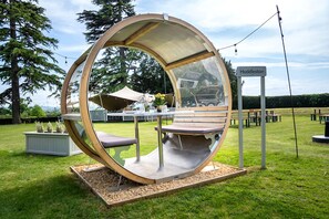 2 ristoranti, aperti a colazione, a pranzo e a cena, cucina britannica