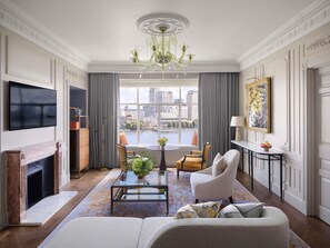 Suite majestueuse, 1 très grand lit, vue sur le fleuve | 1 chambre, literie de qualité, couette en duvet, minibar