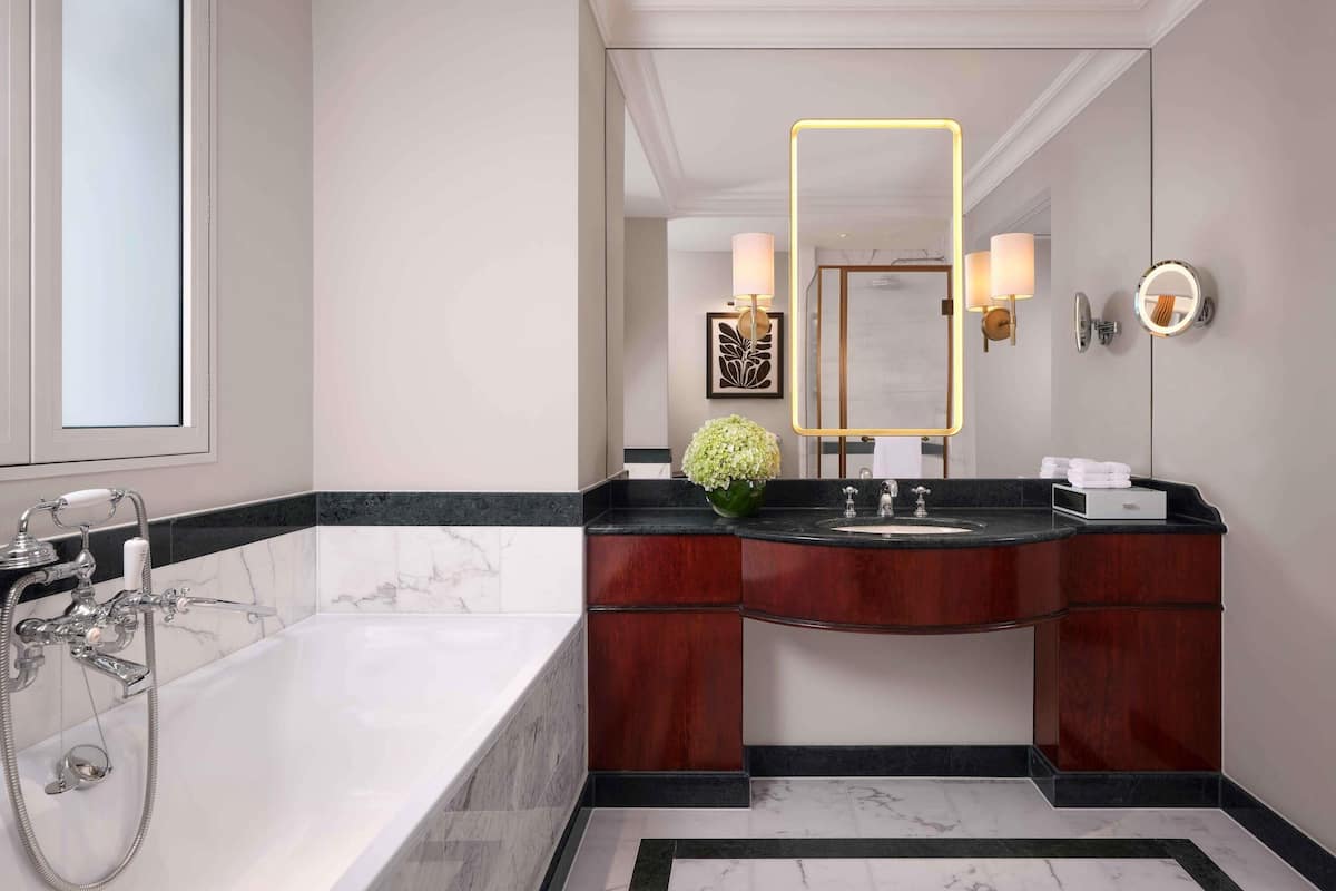 Habitación de lujo, 1 cama King size | Ropa de cama de alta calidad, edredón y minibar