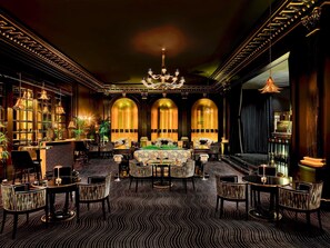 2 bars/lounges, cocktail bar, cocktail bar