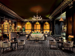 2 bars/lounges, cocktail bar, cocktail bar