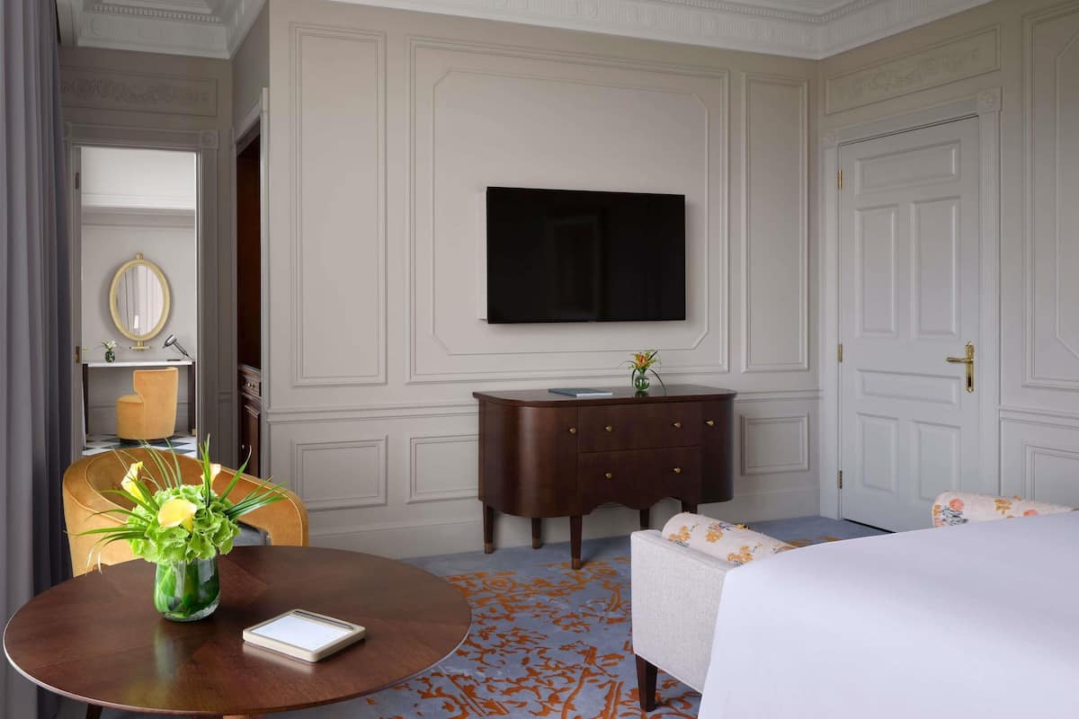 Premium bedding, down comforters, minibar, in-room safe