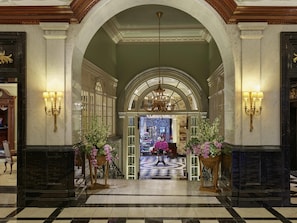 4 restaurants, breakfast, lunch, dinner served; seafood