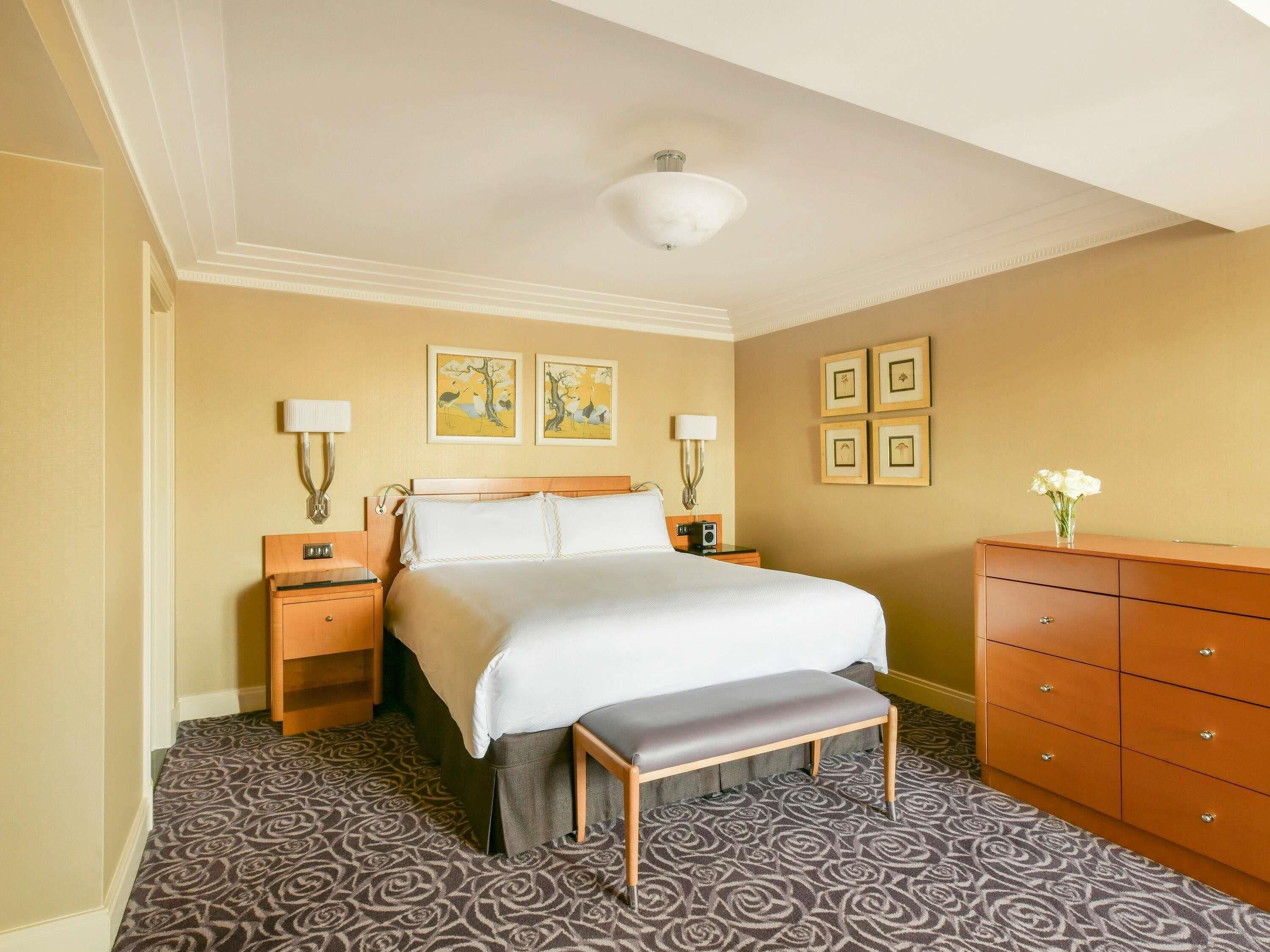 Ropa de cama de alta calidad, cubrecamas y minibar 