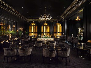 2 bars/lounges, cocktail bar, cocktail bar
