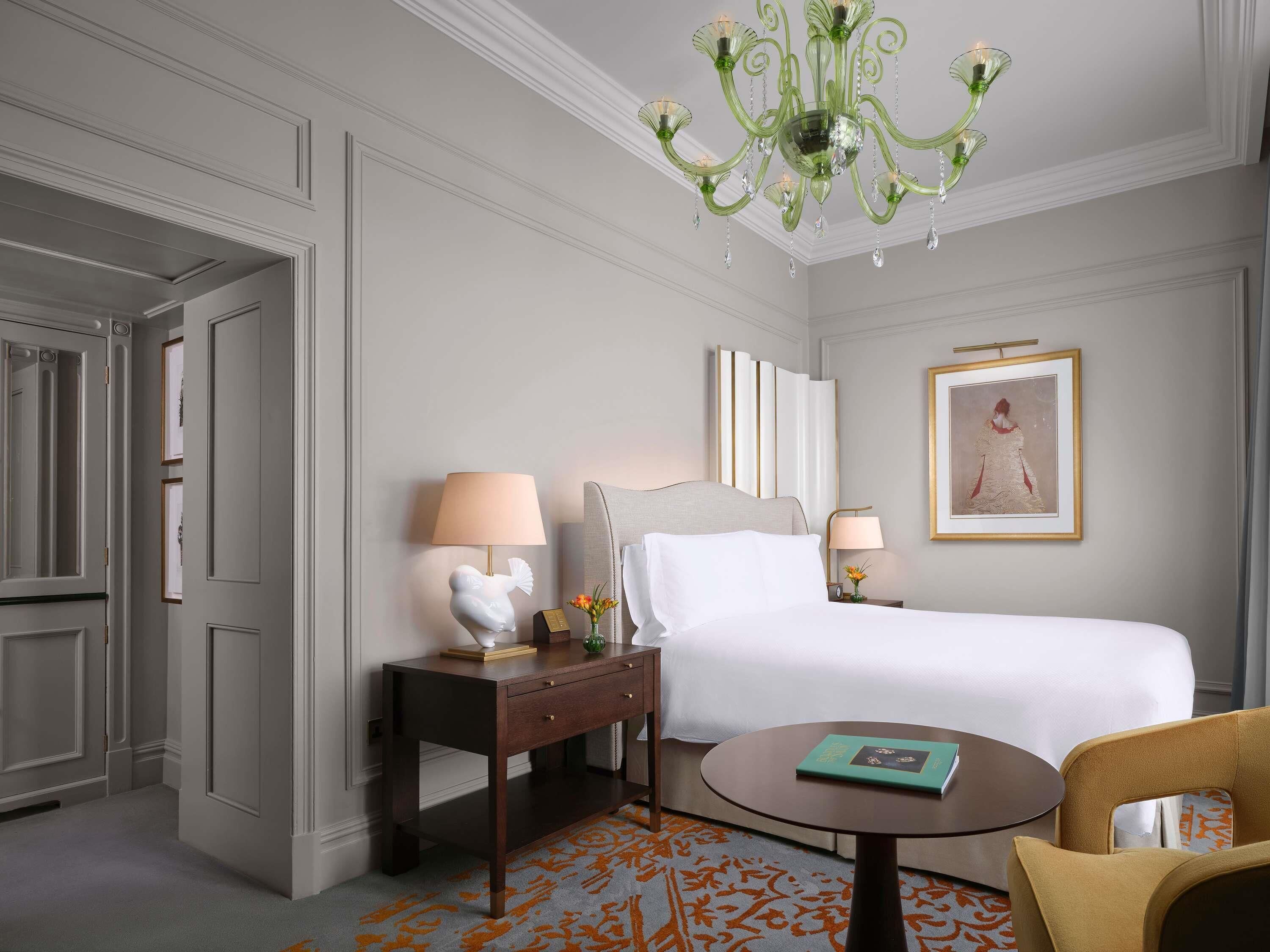 Ropa de cama de alta calidad, cubrecamas y minibar 