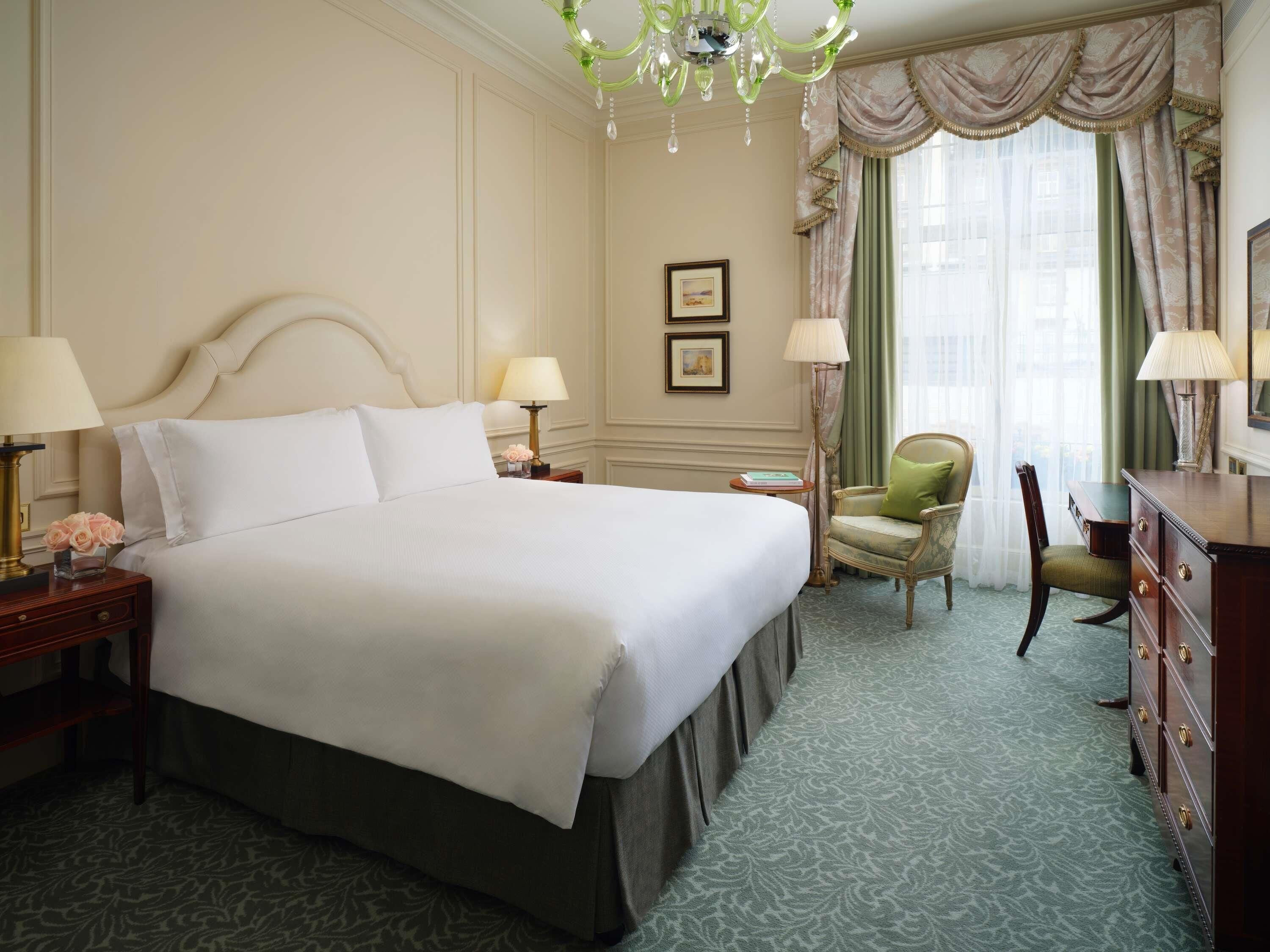 Ropa de cama de alta calidad, cubrecamas y minibar 