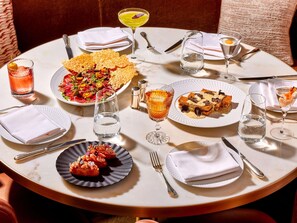 4 restaurants; ze serveren er ontbijt, lunch en diner 