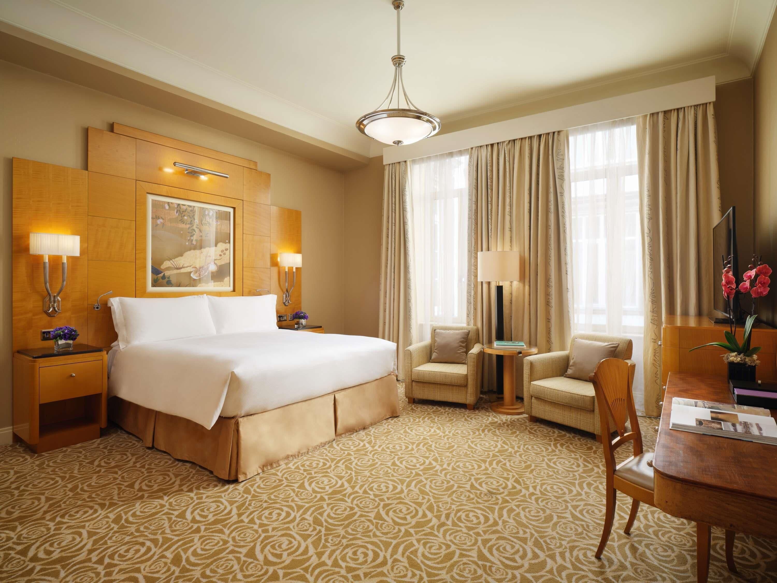 Ropa de cama de alta calidad, cubrecamas y minibar 