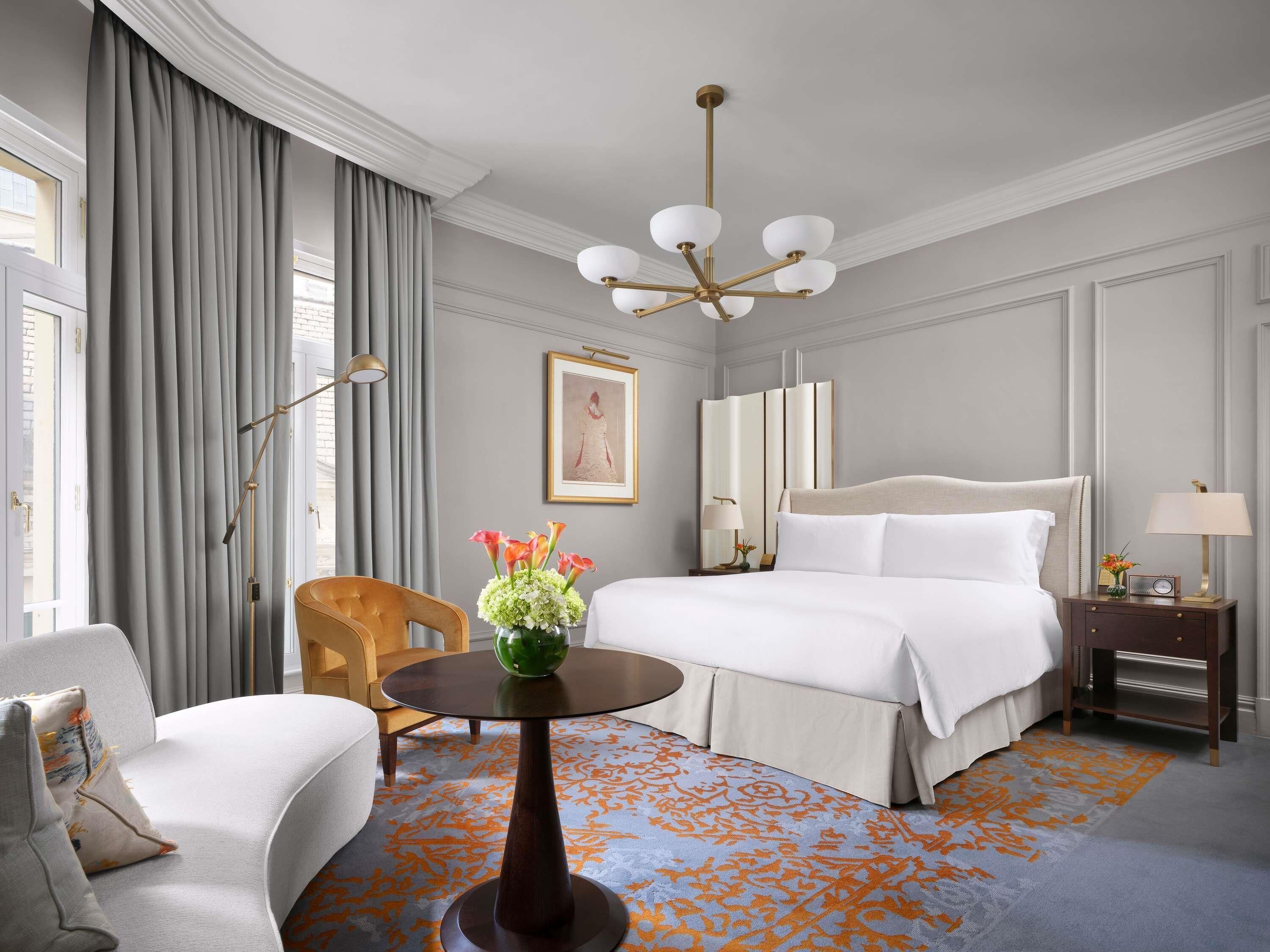 Suite, 1 kamar tidur (581sf, 54sm) | Seprai premium, selimut bulu angsa, minibar, dan brankas