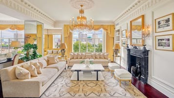 Ylelliset vuodevaatteet, untuvapeitot, minibaari, tallelokero huoneessa