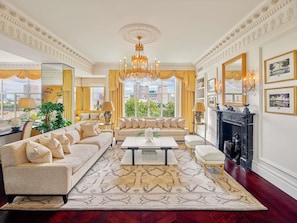 Ylelliset vuodevaatteet, untuvapeitot, minibaari, tallelokero huoneessa