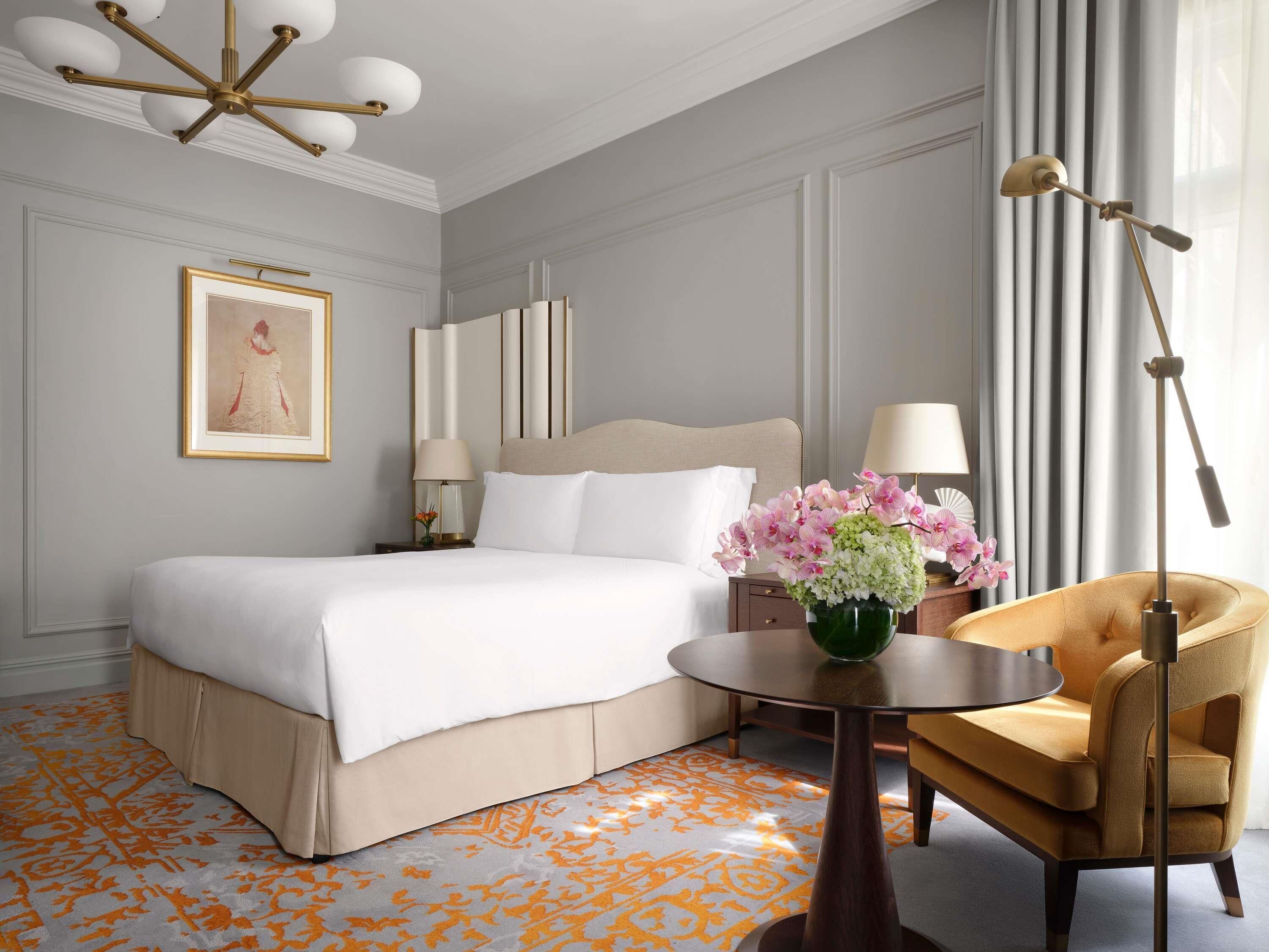 Ropa de cama de alta calidad, cubrecamas y minibar 