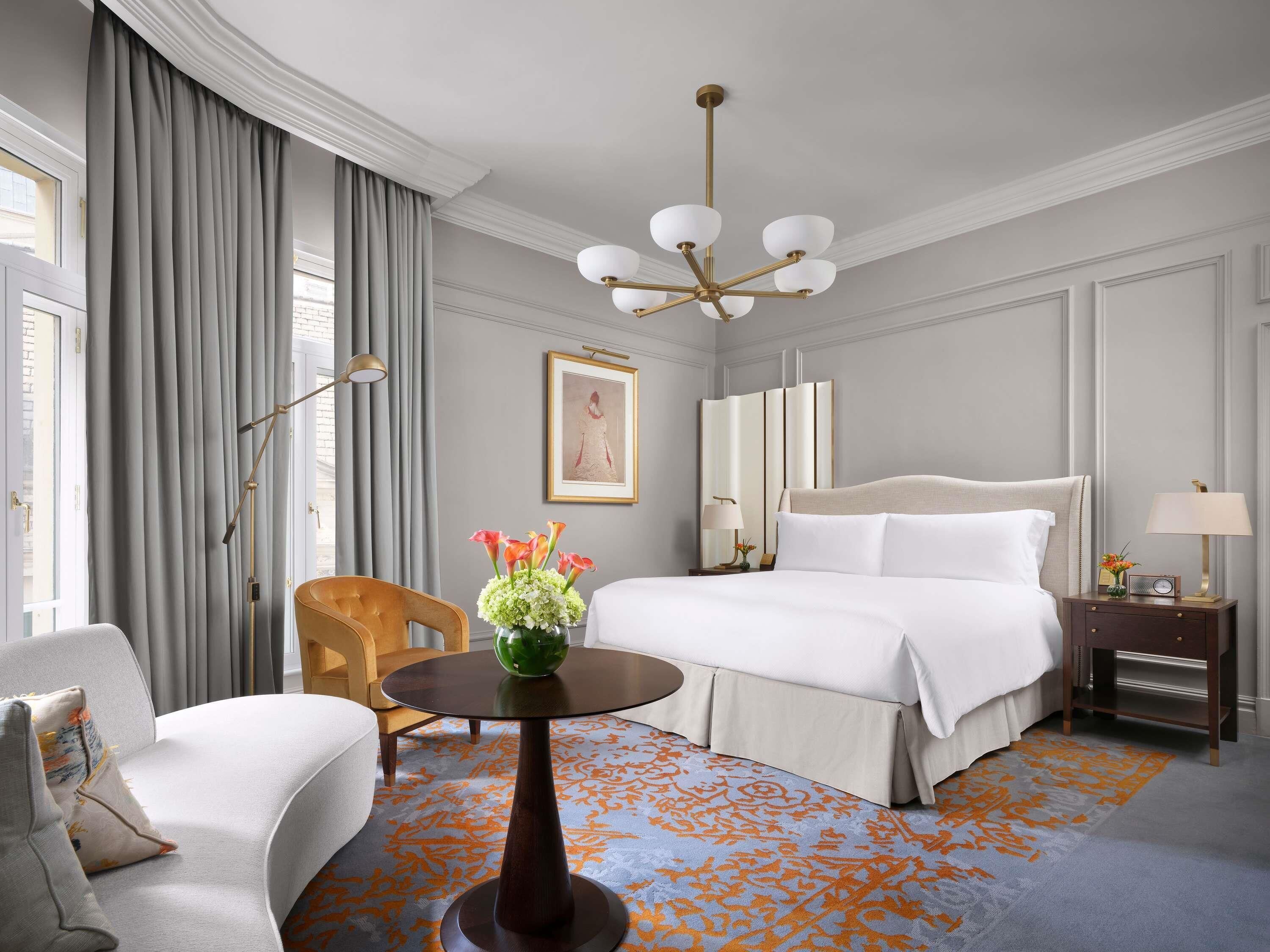 Ropa de cama de alta calidad, cubrecamas y minibar 