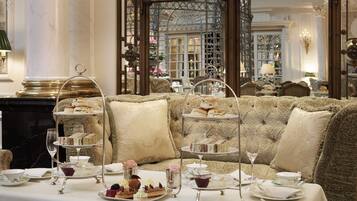 4 restaurants, breakfast, lunch, dinner served; seafood