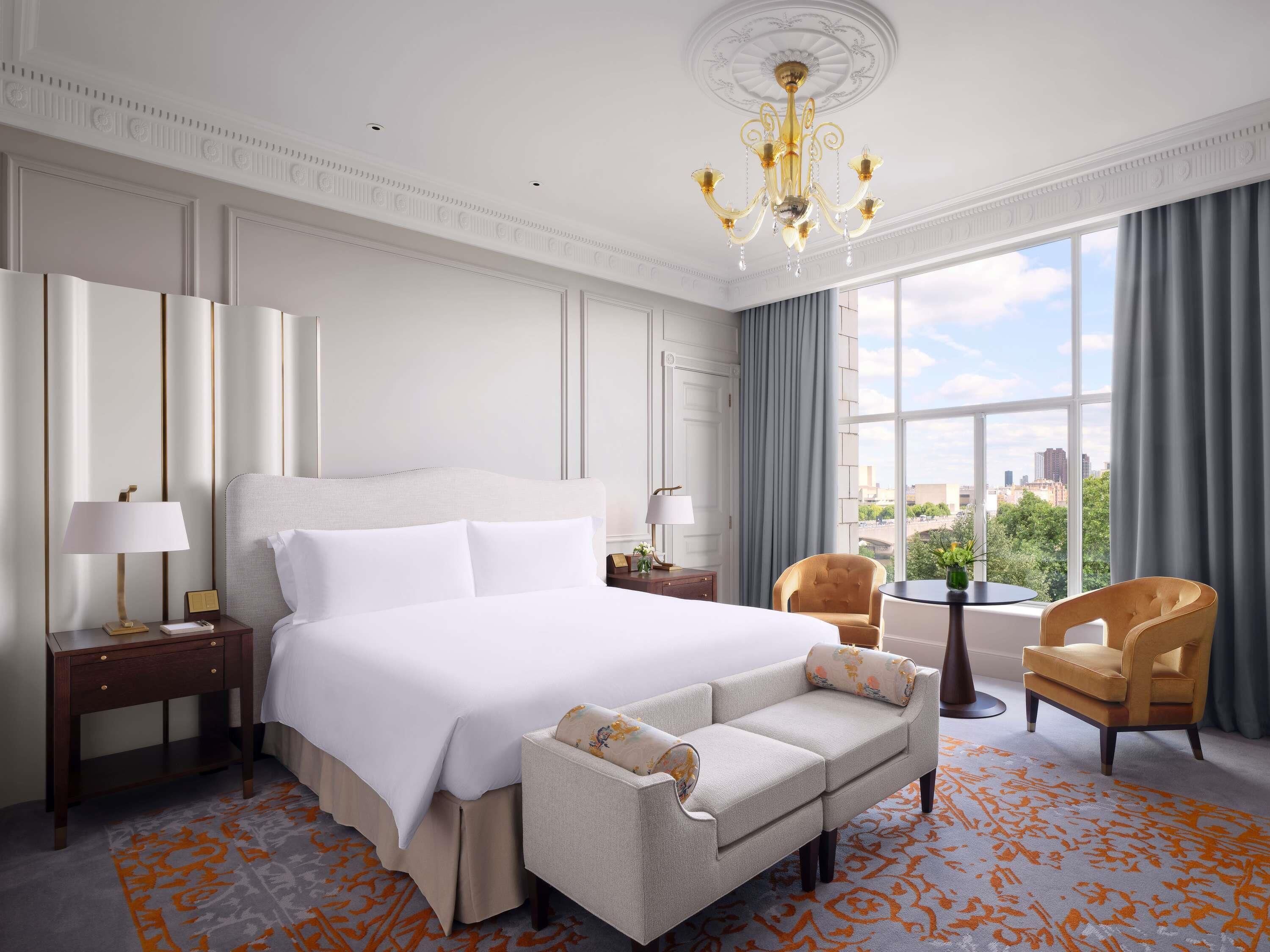 Seprai premium, selimut bulu angsa, minibar, dan brankas