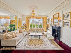 Premium bedding, down comforters, minibar, in-room safe - The Savoy (London)