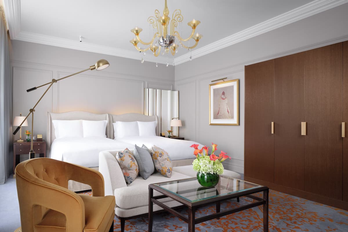 Deluxe Room, 2 Single Beds | Roupas de cama premium, edredons de pluma, frigobar, cofres nos quartos