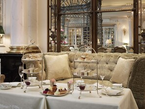4 restaurants, breakfast, lunch, dinner served; seafood