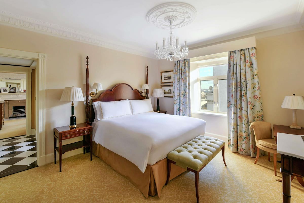 Suite, 1 habitación (Partial River View) | Ropa de cama de alta calidad, edredón y minibar