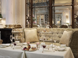 4 restaurants, breakfast, lunch, dinner served; seafood