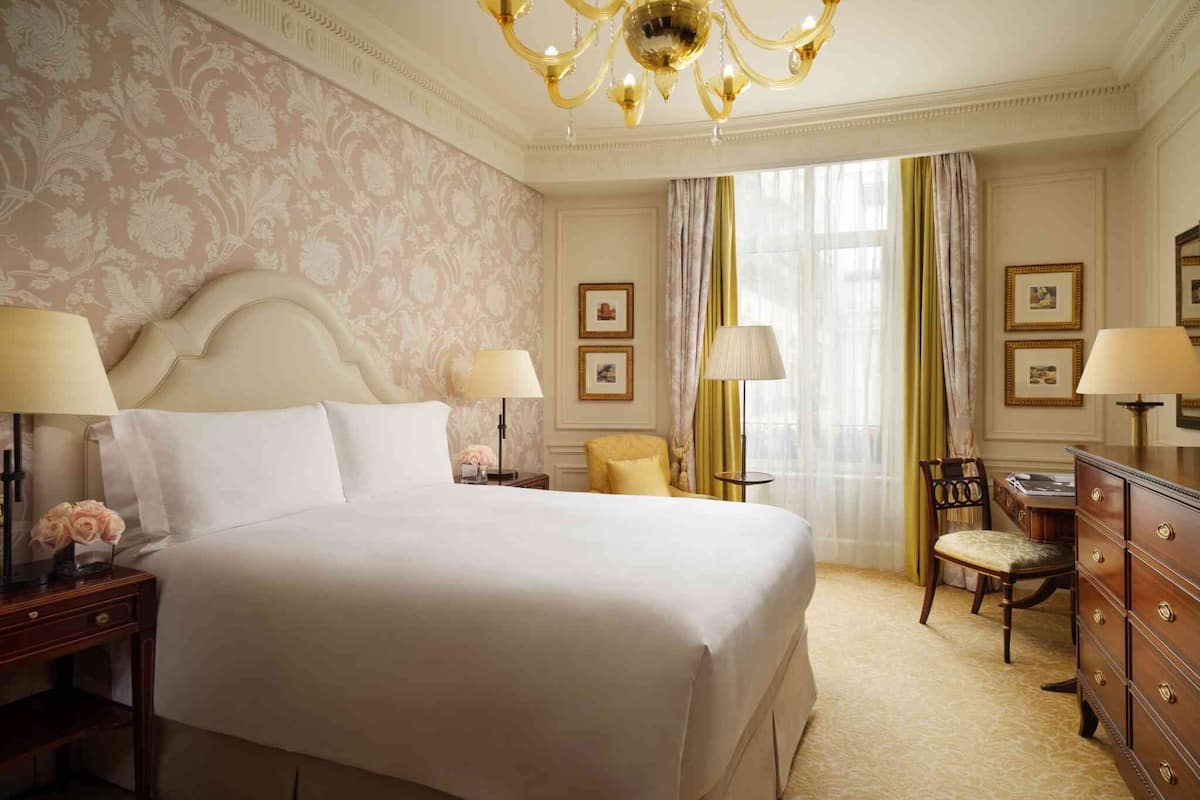 Superior Room, 1 Queen Bed | 1 bedroom, premium bedding, down comforters, minibar