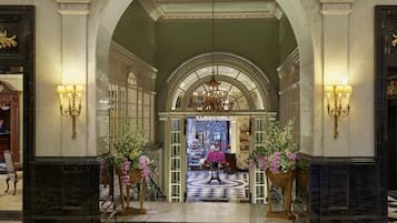 4 restaurants, breakfast, lunch, dinner served; seafood