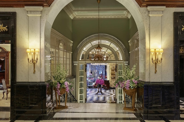 4 restaurants, breakfast, lunch, dinner served; seafood