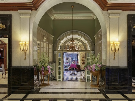 4 restaurants, breakfast, lunch, dinner served; seafood. The Savoy