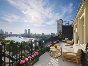 Suite, 1 cama King size, Terraza | Ropa de cama de alta calidad, edredón y minibar