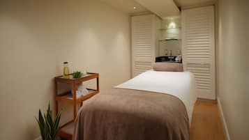Couples treatment room(s), sauna, steam room, body treatments