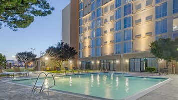 Una piscina al aire libre de temporada